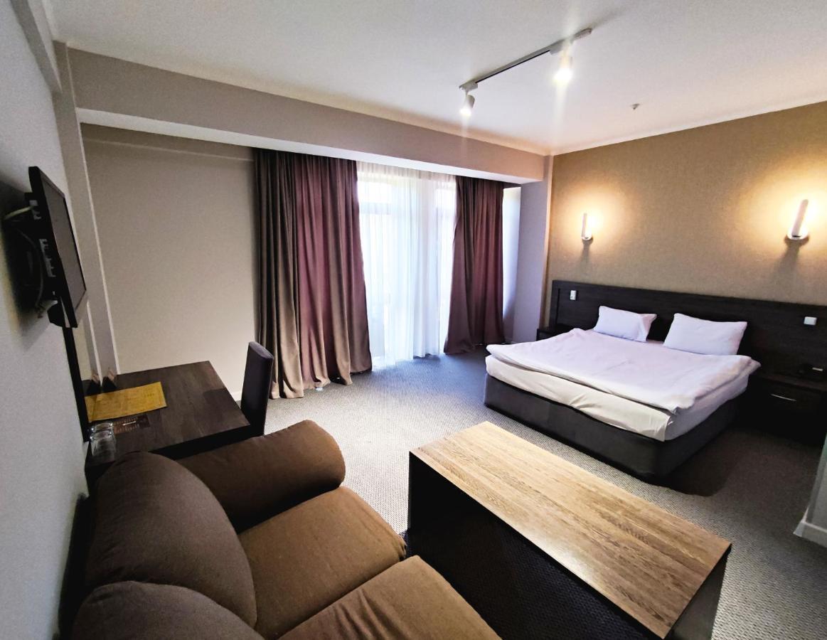 Golden Palace Hotel Almaty Ngoại thất bức ảnh
